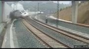 لحظه خروج قطار مسافری اسپانیایی از ریل