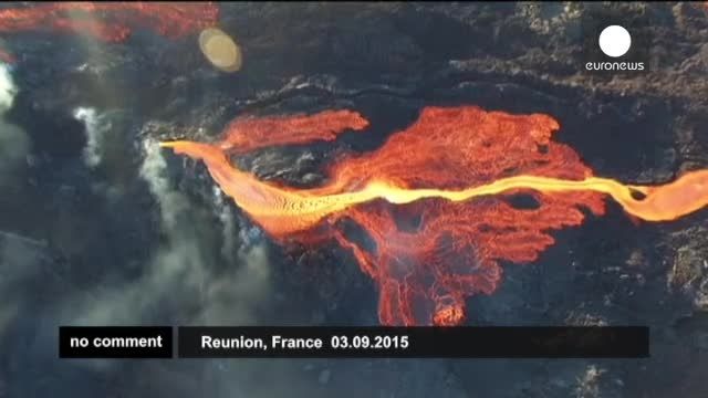 فوران آتشفشان پیتون دو لا فورنز در جزیره رئونیون فرانسه