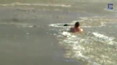 نجات دادن سگی که در دریاچه یخزده گیر کرده
