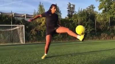 دختر فوتبالیست و با تکنیک - درب اتوماتیک شیشه ای