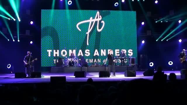 توماس آندرس - آهنگ Soldier - اجرای در شهر کیو