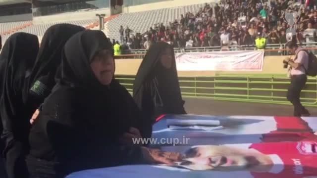 حضور مادر هادی نوروزی در مراسم تشییع