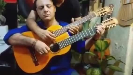 اجرای دو نفر با یک گیتار دودسته