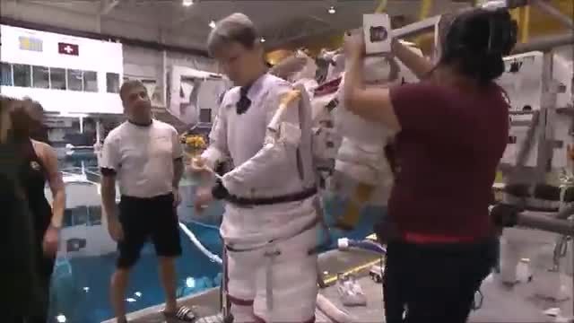 فضانورد زن آمریکایی در حال پوشیدن لباس فضا Saraneh.com