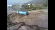 غرق شدن کامیون در رود خانه