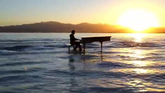 پیانو زدن زیبا در وسط دریاچه واقعا دیدن داره
