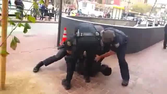 حمله گروهی پلیس های آمریکایی به یک معلول سیاه پوست