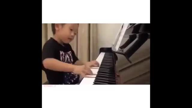 نوجوان نابغه در پیانو
