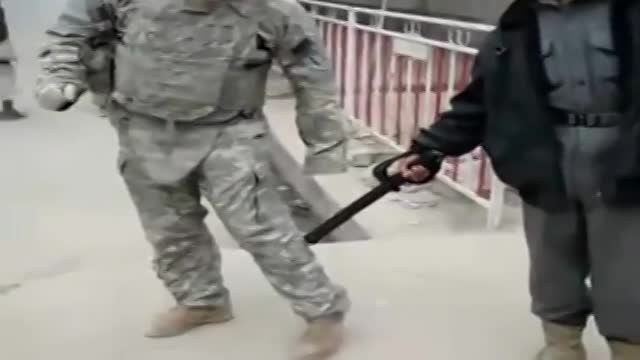 &Dagger; ☮شوخی پلیس افغان با سرباز امریکایی✡ &Dagger;