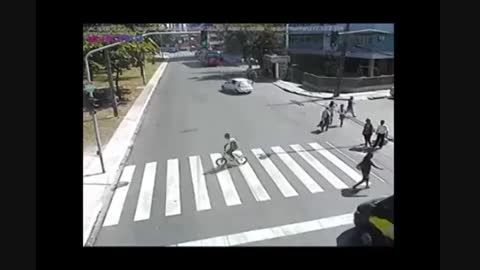 تصادف  ماشین با دوچرخه سوار