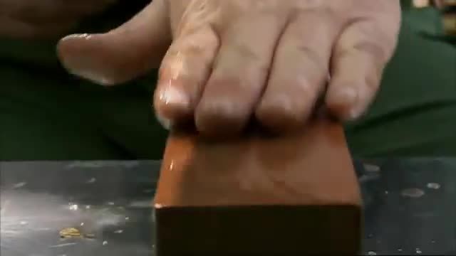 روش تیز کردن کارد با استفاده از سنگ چاقو تیزکن