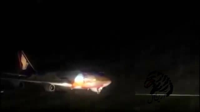 انفجار و نصف شدن هواپیما در باند فرودگاه