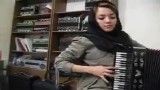 آکاردئون نوازی یک دختر جوان ایرانی