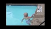 شنای نوزاد 16 ماهه در استخر !