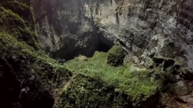 پهپاد بر فراز غارها
