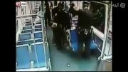 پلیس و کمک به زایمان یک زن در مترو