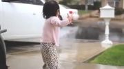 شادی زیبای دختر بچه ی یک ساله از دیدن باران برای اولین
