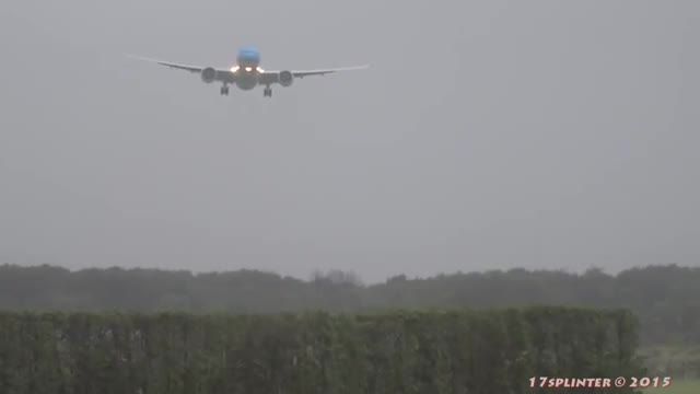 فرود وحشتناک هواپیمای مسافربری هلند در طوفان!!