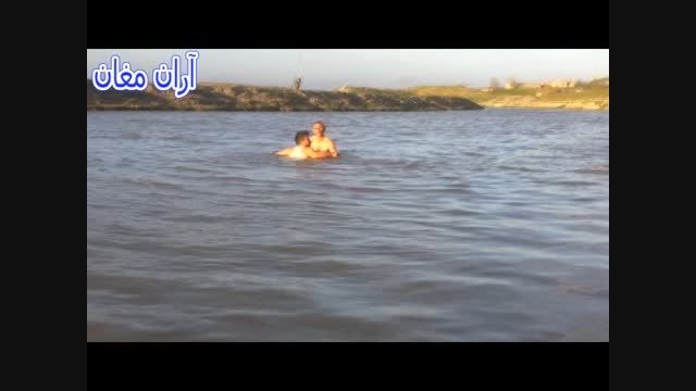 نجات معجزه آسای راننده نیسان و دخترش از غرق شدن در آب