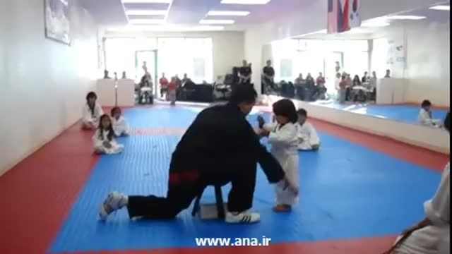 تلاش کودک خردسال کاراته کا برای دریافت کمربند از استادش