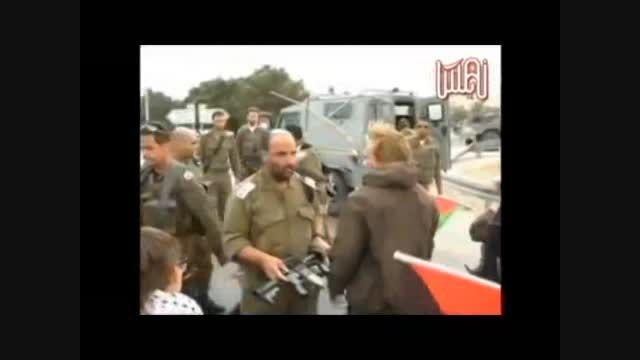 حمله وحشیانه سرهنگ اسرائیلی به یک فعال صلح