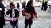 خواننده گی دو دختر در بازار تهران برای کسب روزی