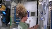 شستن سر در ایستگاه فضایی جالب