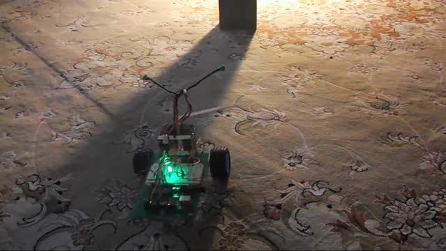 ربات دنبال کننده نور با قابلیت پرهیز از برخورد با موانع