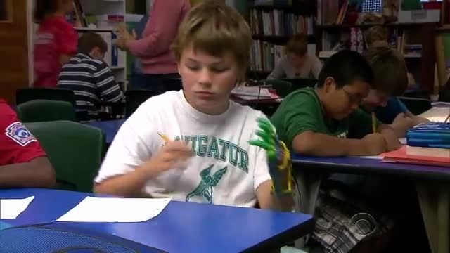 پسری با دست مصنوعی ساخته شده توسط پرینتر سه بعدی