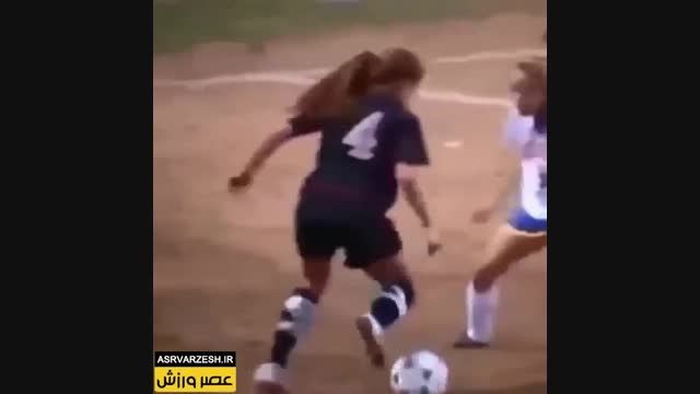 حرکت ویران کننده این زن در فوتبال/ لایی دادن دو بازیکن