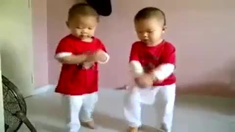 رقص کره ای دوکودک دوقلو