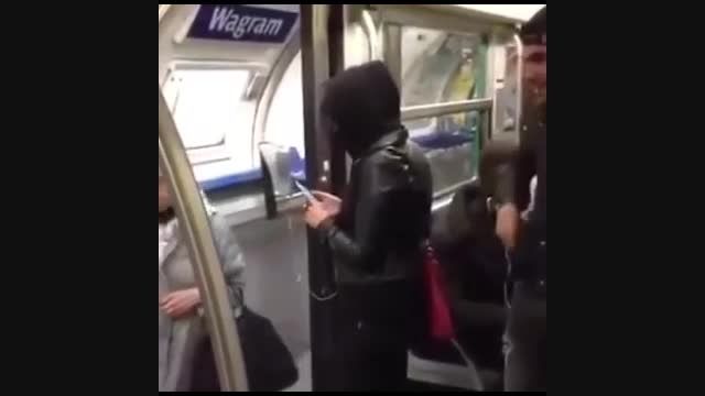 یک حرکت جالب و خطرناک در مترو