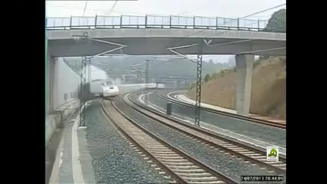 فیلم؛ لحظه خروج قطار از ریل در اسپانیا