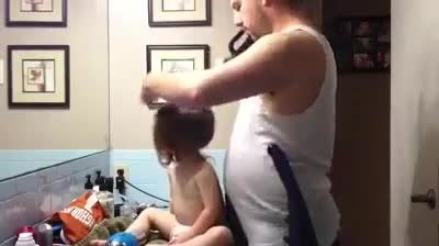 بستن موی سر دخمل توسط باباش با شیوه جدید