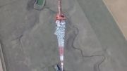 فیلم برداری از تعویض لامپ در ارتفاع ۱۵۰۰ پای توسط پهباد