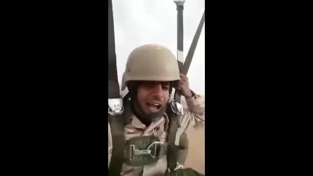 سرباز دیوانه سعودی  هنگام فرود در خاک یمن