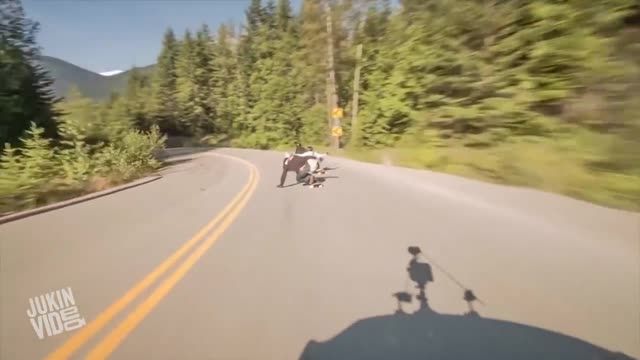 اسکیت سواری با 120 کیلومتر سرعت در جاده پر پیچ و خم
