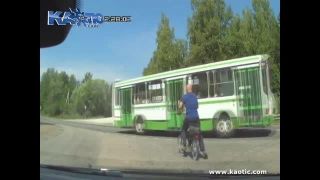 تصادف وحشتناک دوچرخه با کامیون!!