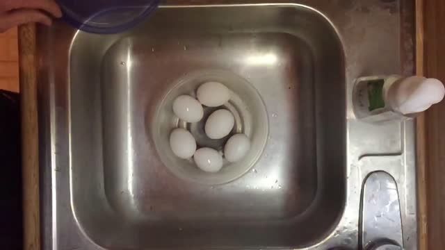 پوست کندن ۵ تخم مرغ به صورت همزمان [HD]