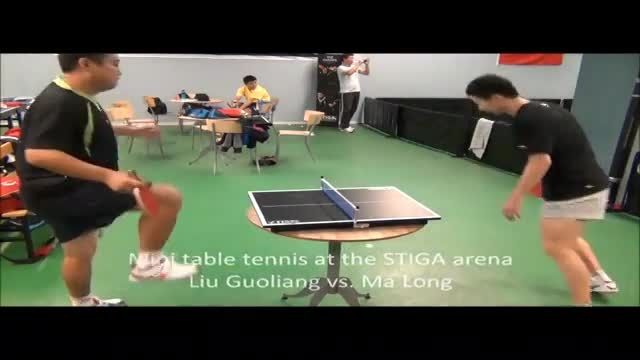 بازی پینگ پنگ عجیب مالونگ و لیوگلیانگ روی یک میز کوچک