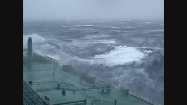 گرفتاری یک تانکر بزرگ در یک طوفان وحشتناک آتلانتیک