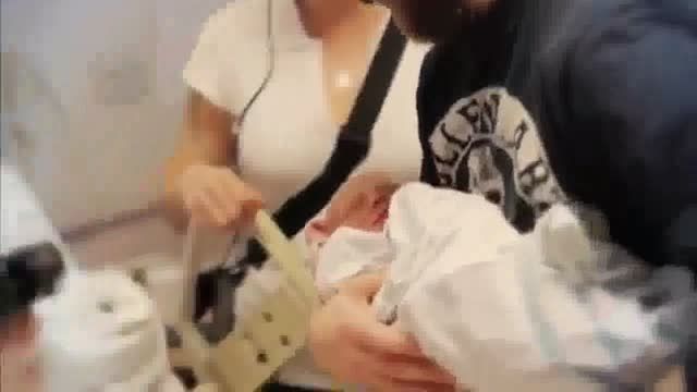 لحظه دیدار فرزند تازه متولد شده توسط مادر نابینا