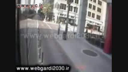 صحنه ی تصادف اتوبوس با مسافر  با کامیون