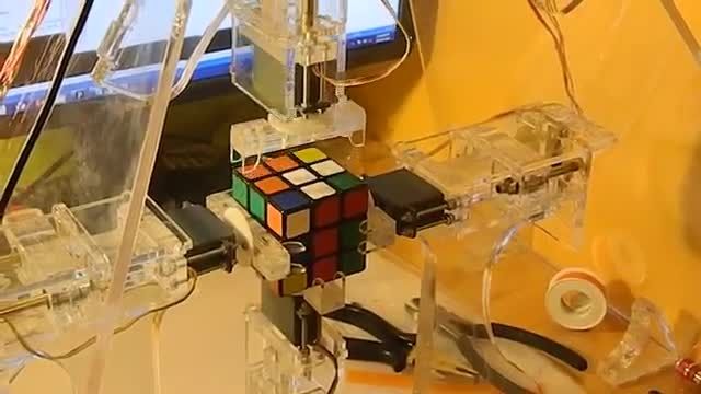 رباتی برای، حل مکعب روبیک!