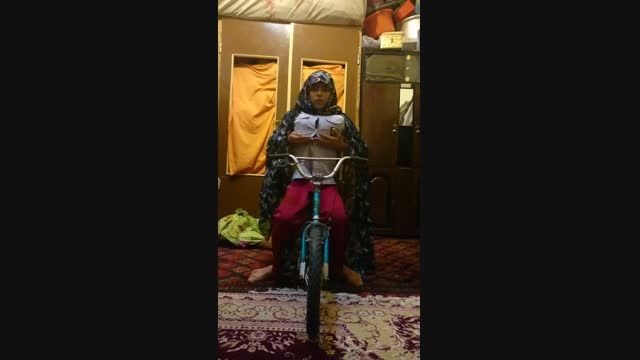 دوچرخه سواری پیر زن