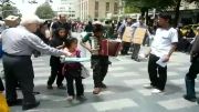 بچه های دوره گرد و موسیقی و آواز خوانی در بازار تهران