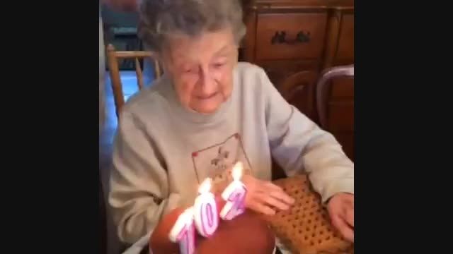 پیرزنی که درجشن 102 سالگیش دندون مصنوعیش از دهنش افتاد