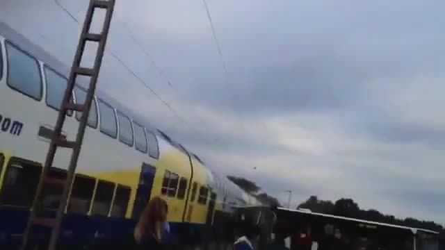 تصادف قطار آلمانی با اتوبوس مدرسه