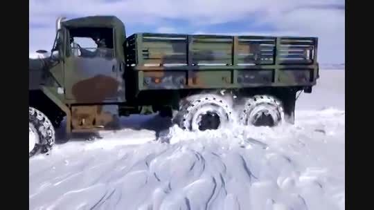 گیر کردن کامیون نظامی در برف