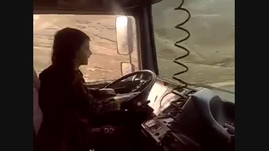 رانندگی دختر خردسال ایرانی با ماشین سنگین در جاده